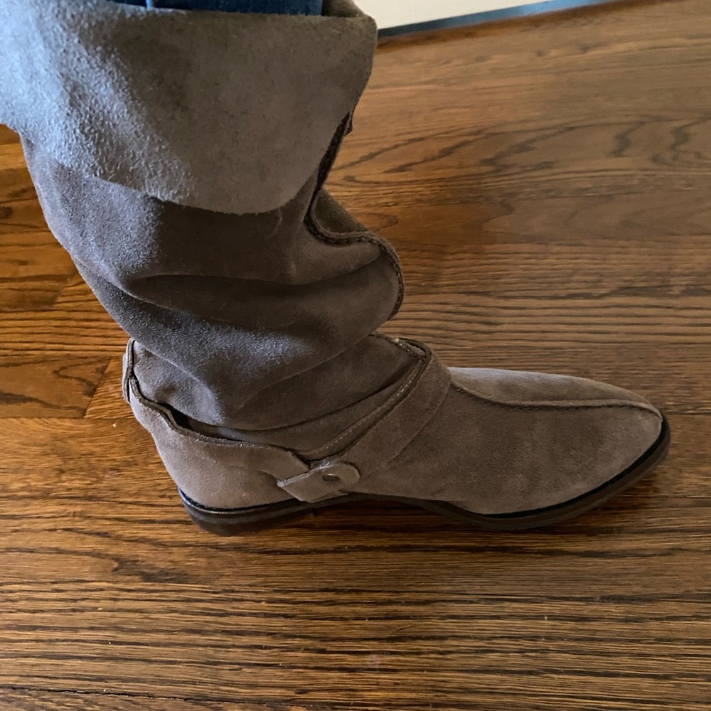 Slouchy suede Robin Hood boots!